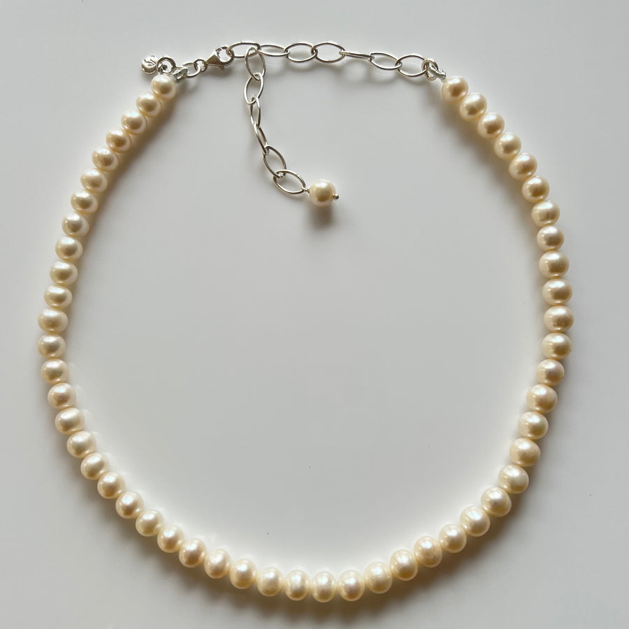 Kissi pearl necklace