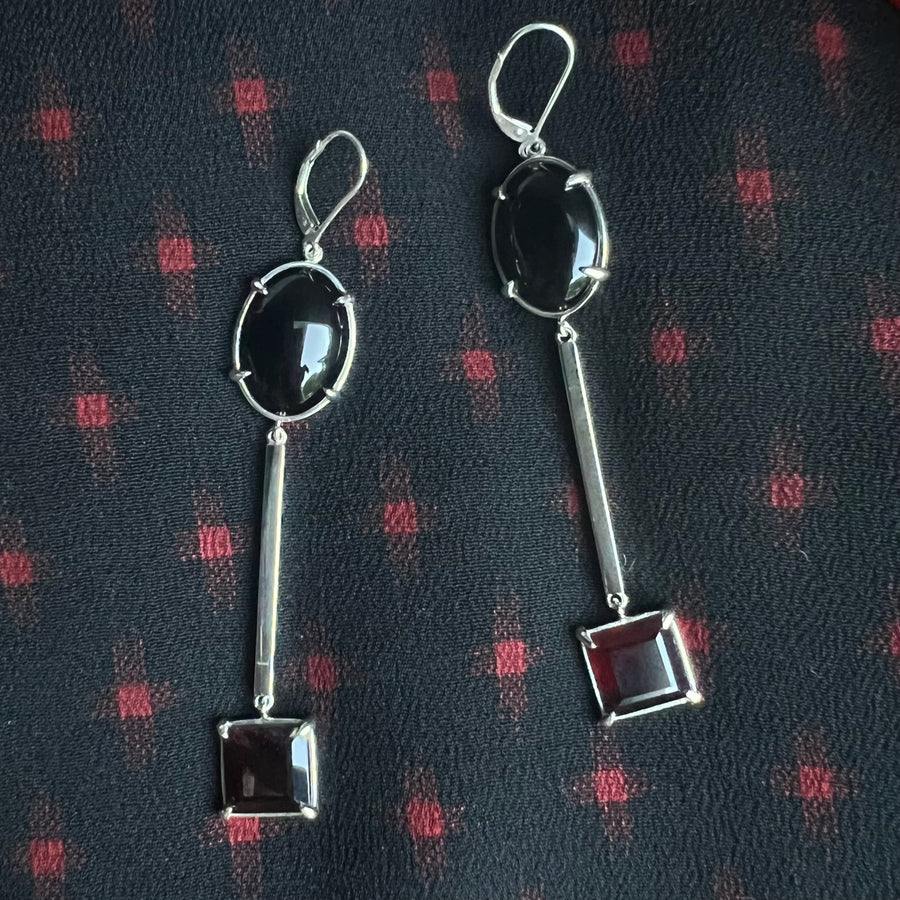 Sojourn earring  onyx and garnet